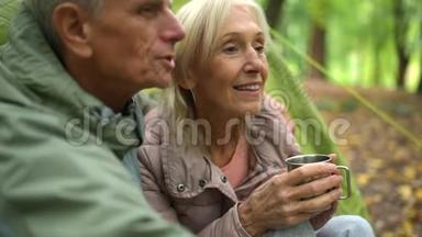 <strong>尊贵</strong>的老年妇女和丈夫在森林里休息